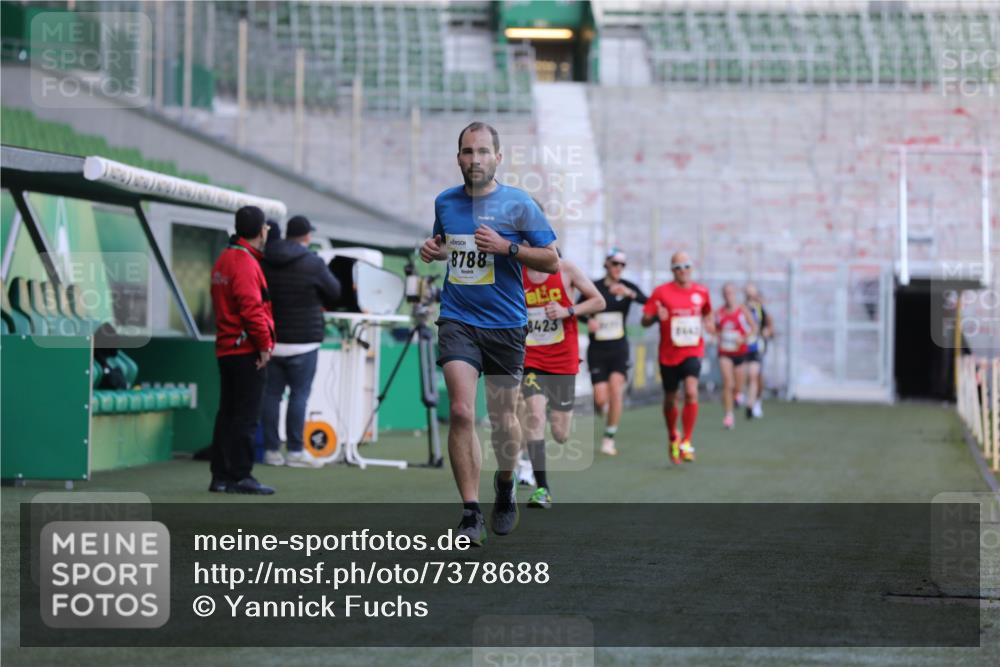 06.10.2024 - 19. swb-Marathon Bremen Yannick Fuchs http://msf.ph/oto/7378688 06.10.2024 10:19:38 Laufen im Stadion 7190, 8139, 8423, 8442, 8531, 8577, 8655, 8788, 8938 meine-sportfotos.de