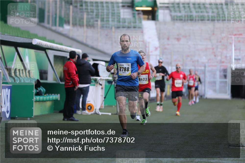 06.10.2024 - 19. swb-Marathon Bremen Yannick Fuchs http://msf.ph/oto/7378702 06.10.2024 10:19:38 Laufen im Stadion 7190, 8139, 8423, 8442, 8531, 8577, 8655, 8788, 8938 meine-sportfotos.de