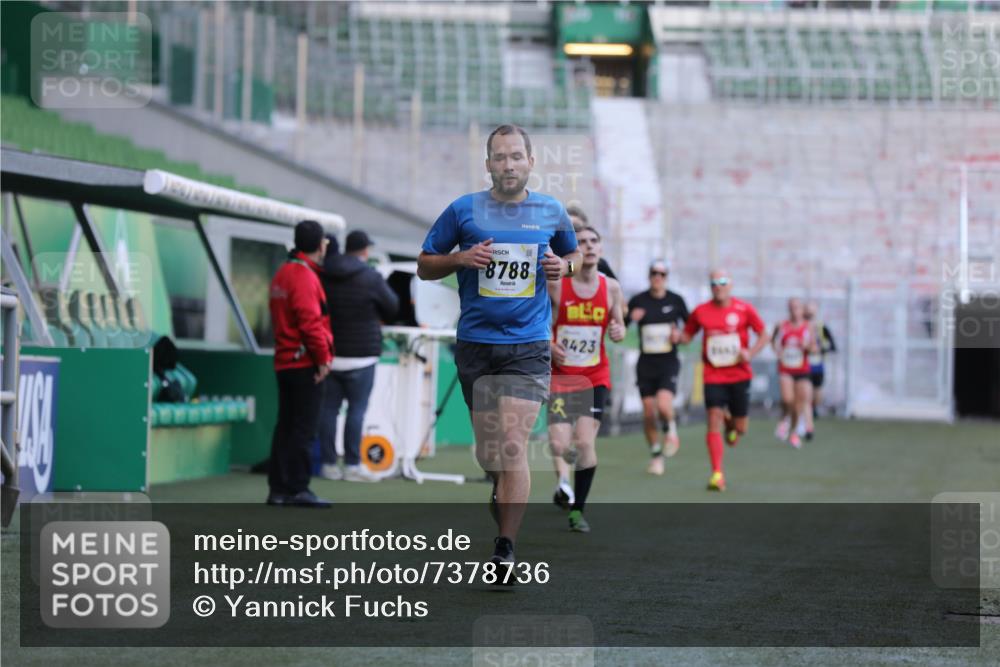 06.10.2024 - 19. swb-Marathon Bremen Yannick Fuchs http://msf.ph/oto/7378736 06.10.2024 10:19:38 Laufen im Stadion 7190, 8139, 8423, 8442, 8531, 8577, 8655, 8788, 8938 meine-sportfotos.de