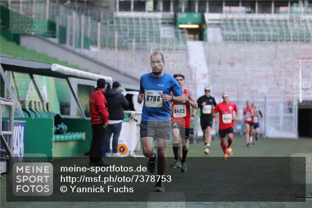 06.10.2024 - 19. swb-Marathon Bremen Yannick Fuchs http://msf.ph/oto/7378753 06.10.2024 10:19:38 Laufen im Stadion 7190, 8139, 8423, 8442, 8531, 8577, 8655, 8788, 8938 meine-sportfotos.de
