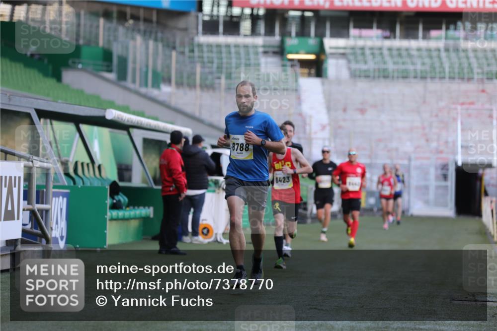 06.10.2024 - 19. swb-Marathon Bremen Yannick Fuchs http://msf.ph/oto/7378770 06.10.2024 10:19:39 Laufen im Stadion 7190, 8139, 8423, 8442, 8531, 8577, 8655, 8788, 8938 meine-sportfotos.de