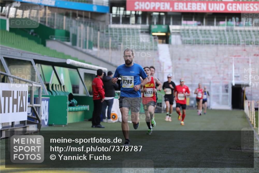 06.10.2024 - 19. swb-Marathon Bremen Yannick Fuchs http://msf.ph/oto/7378787 06.10.2024 10:19:39 Laufen im Stadion 7190, 8139, 8423, 8442, 8531, 8577, 8655, 8788, 8938 meine-sportfotos.de
