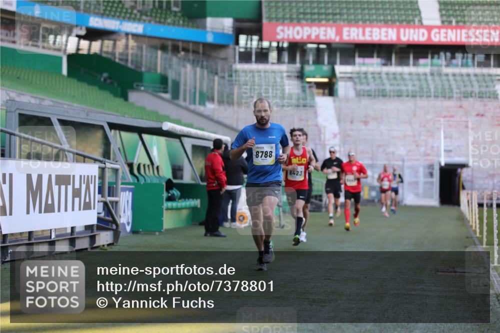 06.10.2024 - 19. swb-Marathon Bremen Yannick Fuchs http://msf.ph/oto/7378801 06.10.2024 10:19:39 Laufen im Stadion 7190, 8139, 8423, 8442, 8531, 8577, 8655, 8788, 8938 meine-sportfotos.de