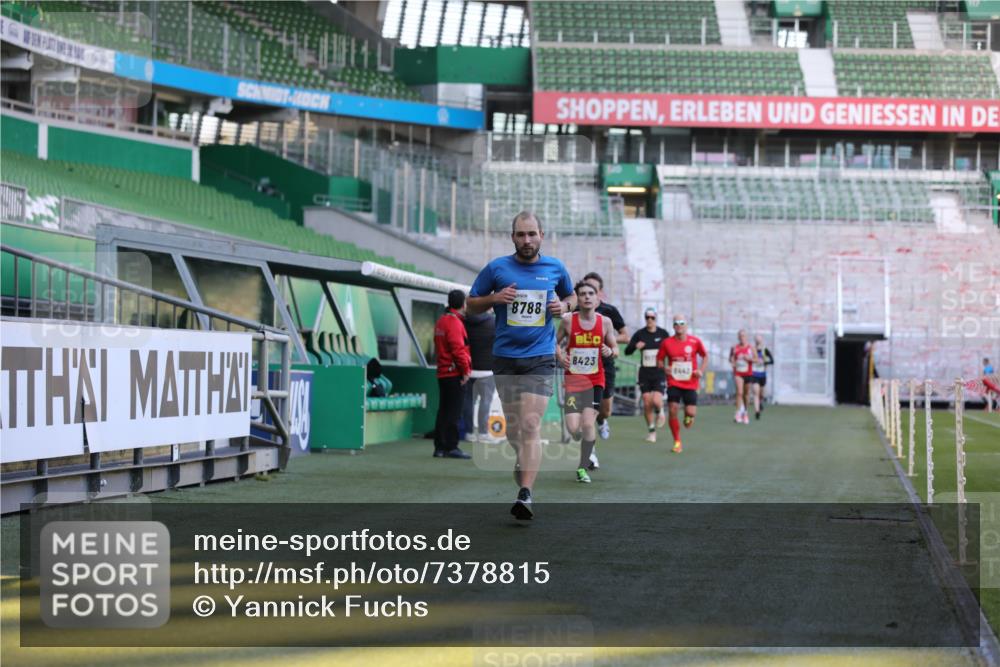 06.10.2024 - 19. swb-Marathon Bremen Yannick Fuchs http://msf.ph/oto/7378815 06.10.2024 10:19:39 Laufen im Stadion 7190, 8139, 8423, 8442, 8531, 8577, 8655, 8788, 8938 meine-sportfotos.de