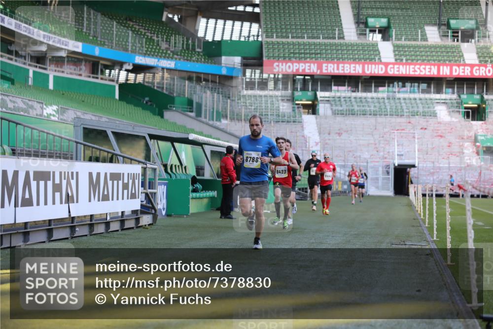 06.10.2024 - 19. swb-Marathon Bremen Yannick Fuchs http://msf.ph/oto/7378830 06.10.2024 10:19:39 Laufen im Stadion 7190, 8139, 8423, 8442, 8531, 8577, 8655, 8788, 8938 meine-sportfotos.de