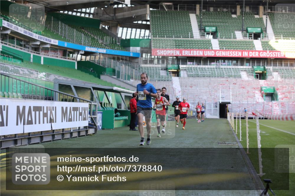 06.10.2024 - 19. swb-Marathon Bremen Yannick Fuchs http://msf.ph/oto/7378840 06.10.2024 10:19:39 Laufen im Stadion 7190, 8139, 8423, 8442, 8531, 8577, 8655, 8788, 8938 meine-sportfotos.de