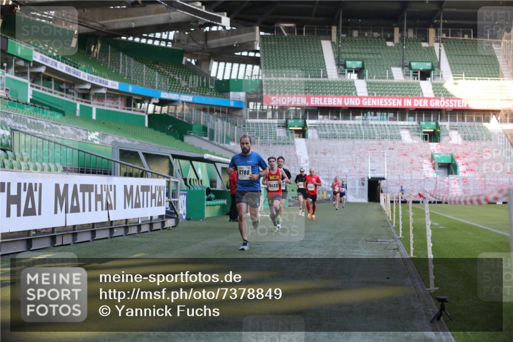 06.10.2024 - 19. swb-Marathon Bremen Yannick Fuchs http://msf.ph/oto/7378849 06.10.2024 10:19:39 Laufen im Stadion 7190, 8139, 8423, 8442, 8531, 8577, 8655, 8788, 8938 meine-sportfotos.de
