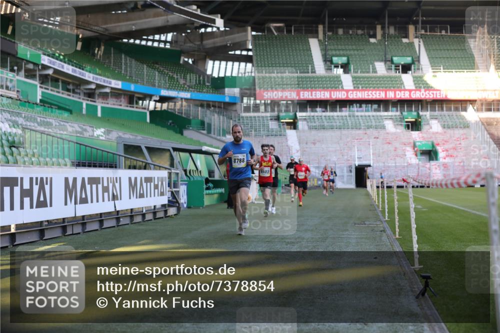 06.10.2024 - 19. swb-Marathon Bremen Yannick Fuchs http://msf.ph/oto/7378854 06.10.2024 10:19:40 Laufen im Stadion 7190, 8139, 8423, 8442, 8531, 8577, 8655, 8788, 8938 meine-sportfotos.de