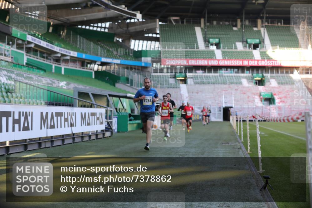 06.10.2024 - 19. swb-Marathon Bremen Yannick Fuchs http://msf.ph/oto/7378862 06.10.2024 10:19:40 Laufen im Stadion 7190, 8139, 8423, 8442, 8531, 8577, 8655, 8788, 8938 meine-sportfotos.de