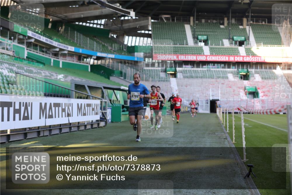 06.10.2024 - 19. swb-Marathon Bremen Yannick Fuchs http://msf.ph/oto/7378873 06.10.2024 10:19:40 Laufen im Stadion 7190, 8139, 8423, 8442, 8531, 8577, 8655, 8788, 8938 meine-sportfotos.de