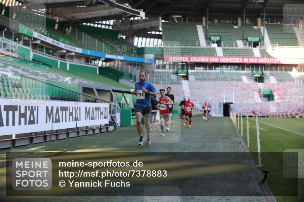 06.10.2024 - 19. swb-Marathon Bremen Yannick Fuchs http://msf.ph/oto/7378883 06.10.2024 10:19:40 Laufen im Stadion 7190, 8139, 8423, 8442, 8531, 8577, 8655, 8788, 8938 meine-sportfotos.de