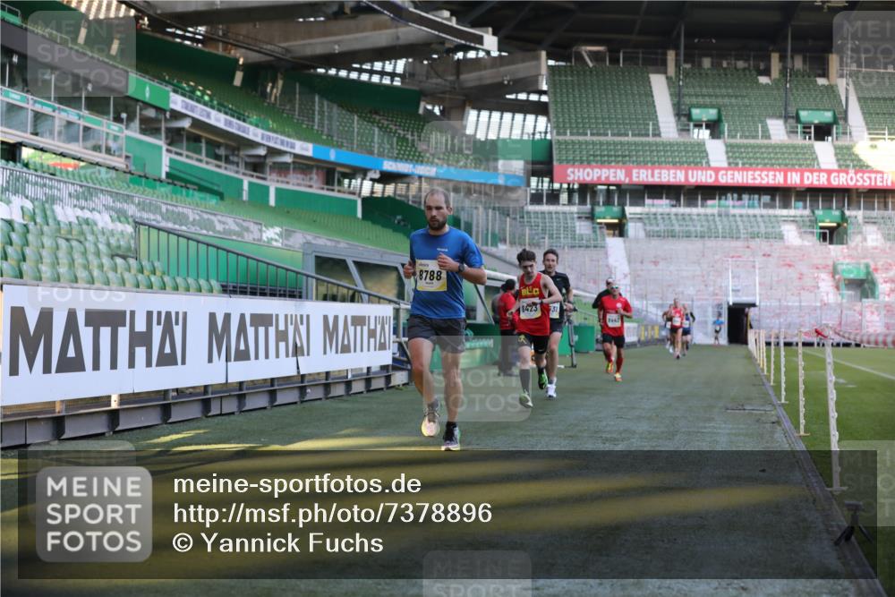 06.10.2024 - 19. swb-Marathon Bremen Yannick Fuchs http://msf.ph/oto/7378896 06.10.2024 10:19:41 Laufen im Stadion 7190, 8139, 8423, 8442, 8531, 8577, 8655, 8788, 8938 meine-sportfotos.de