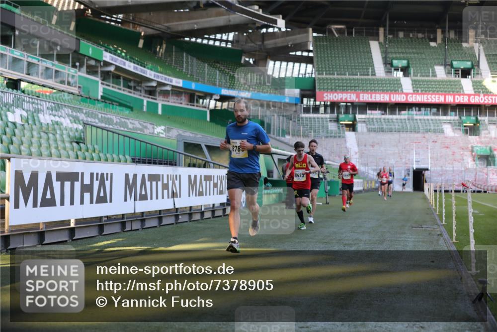 06.10.2024 - 19. swb-Marathon Bremen Yannick Fuchs http://msf.ph/oto/7378905 06.10.2024 10:19:41 Laufen im Stadion 7190, 8139, 8423, 8442, 8531, 8577, 8655, 8788, 8938 meine-sportfotos.de