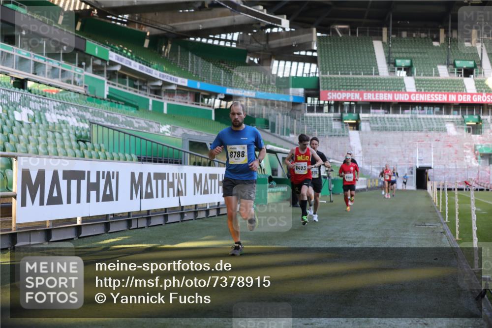 06.10.2024 - 19. swb-Marathon Bremen Yannick Fuchs http://msf.ph/oto/7378915 06.10.2024 10:19:41 Laufen im Stadion 7190, 8139, 8423, 8442, 8531, 8577, 8655, 8788, 8938 meine-sportfotos.de