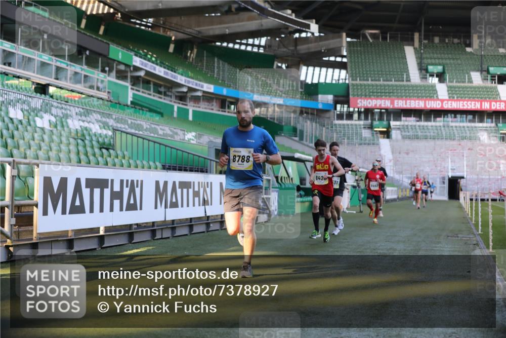 06.10.2024 - 19. swb-Marathon Bremen Yannick Fuchs http://msf.ph/oto/7378927 06.10.2024 10:19:41 Laufen im Stadion 7190, 8139, 8423, 8442, 8531, 8577, 8655, 8788, 8938 meine-sportfotos.de