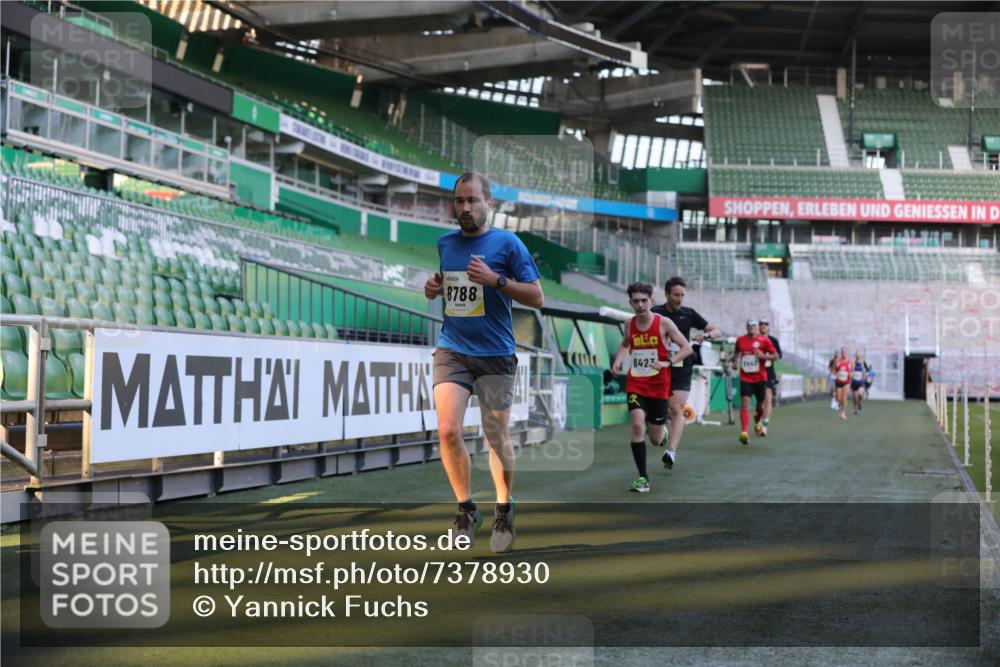 06.10.2024 - 19. swb-Marathon Bremen Yannick Fuchs http://msf.ph/oto/7378930 06.10.2024 10:19:41 Laufen im Stadion 7190, 8139, 8423, 8442, 8531, 8577, 8655, 8788, 8938 meine-sportfotos.de
