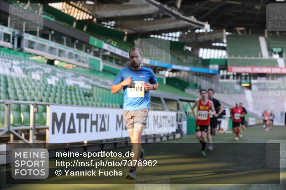 06.10.2024 - 19. swb-Marathon Bremen Yannick Fuchs http://msf.ph/oto/7378962 06.10.2024 10:19:42 Laufen im Stadion 7190, 8139, 8423, 8442, 8531, 8577, 8655, 8788, 8938, 8983 meine-sportfotos.de