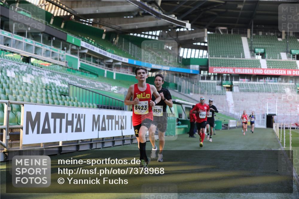 06.10.2024 - 19. swb-Marathon Bremen Yannick Fuchs http://msf.ph/oto/7378968 06.10.2024 10:19:43 Laufen im Stadion 7190, 8139, 8423, 8442, 8531, 8577, 8655, 8788, 8938, 8983 meine-sportfotos.de