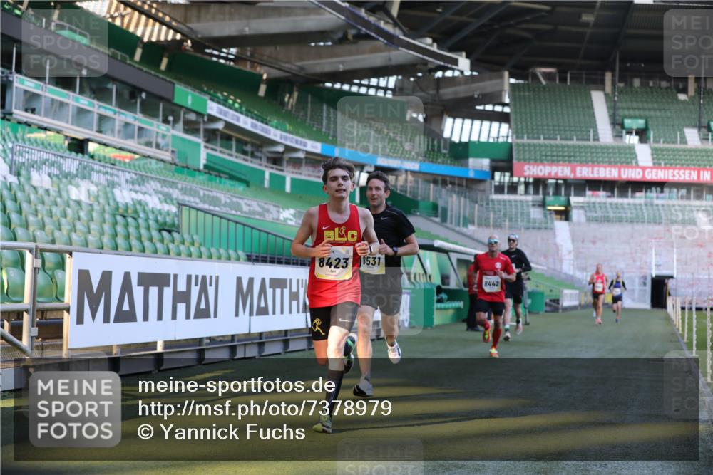 06.10.2024 - 19. swb-Marathon Bremen Yannick Fuchs http://msf.ph/oto/7378979 06.10.2024 10:19:43 Laufen im Stadion 7190, 8139, 8423, 8442, 8531, 8577, 8655, 8788, 8938, 8983 meine-sportfotos.de