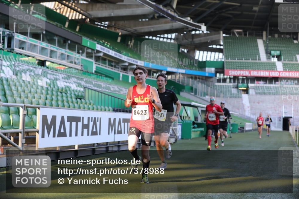 06.10.2024 - 19. swb-Marathon Bremen Yannick Fuchs http://msf.ph/oto/7378988 06.10.2024 10:19:43 Laufen im Stadion 7190, 8139, 8423, 8442, 8531, 8577, 8655, 8788, 8938, 8983 meine-sportfotos.de