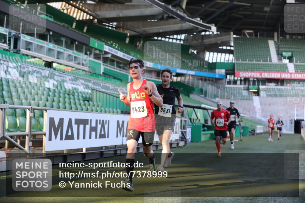 06.10.2024 - 19. swb-Marathon Bremen Yannick Fuchs http://msf.ph/oto/7378999 06.10.2024 10:19:44 Laufen im Stadion 7098, 7190, 8139, 8423, 8442, 8531, 8577, 8655, 8788, 8791, 8938, 8983 meine-sportfotos.de