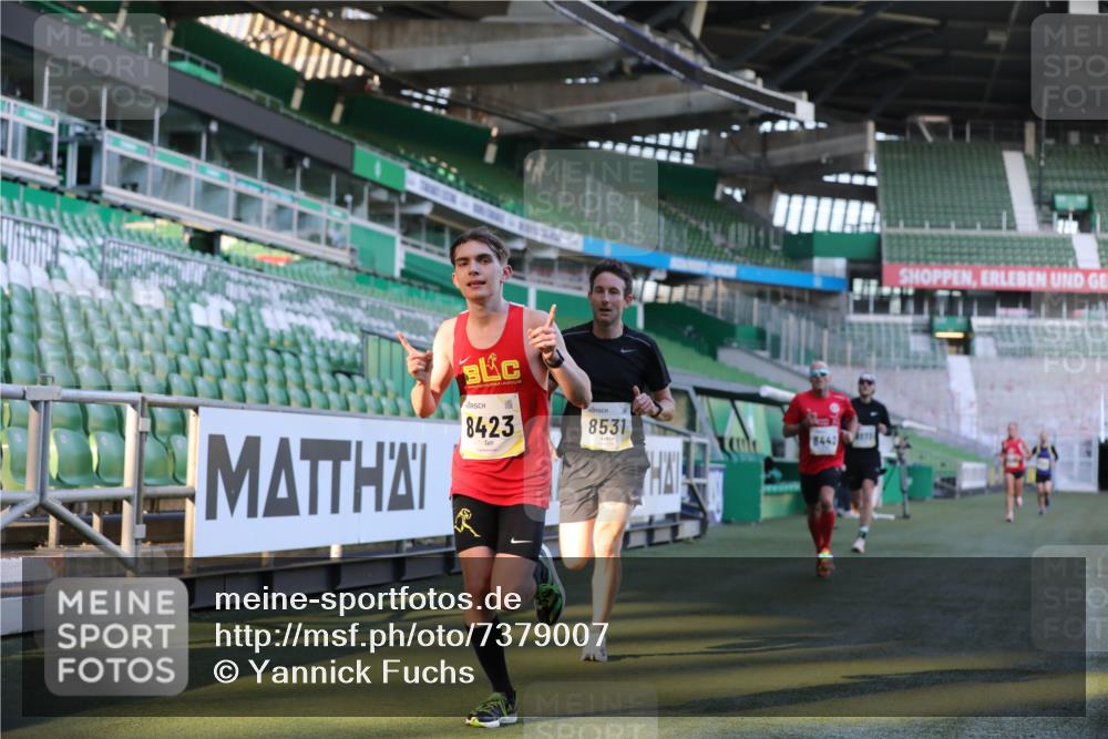 06.10.2024 - 19. swb-Marathon Bremen Yannick Fuchs http://msf.ph/oto/7379007 06.10.2024 10:19:44 Laufen im Stadion 7098, 7190, 8139, 8423, 8442, 8531, 8577, 8655, 8788, 8791, 8938, 8983 meine-sportfotos.de