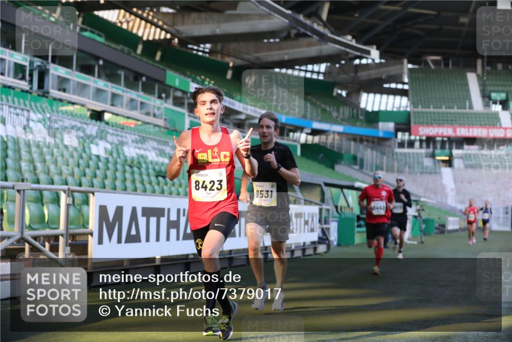 06.10.2024 - 19. swb-Marathon Bremen Yannick Fuchs http://msf.ph/oto/7379017 06.10.2024 10:19:44 Laufen im Stadion 7098, 7190, 8139, 8423, 8442, 8531, 8577, 8655, 8788, 8791, 8938, 8983 meine-sportfotos.de
