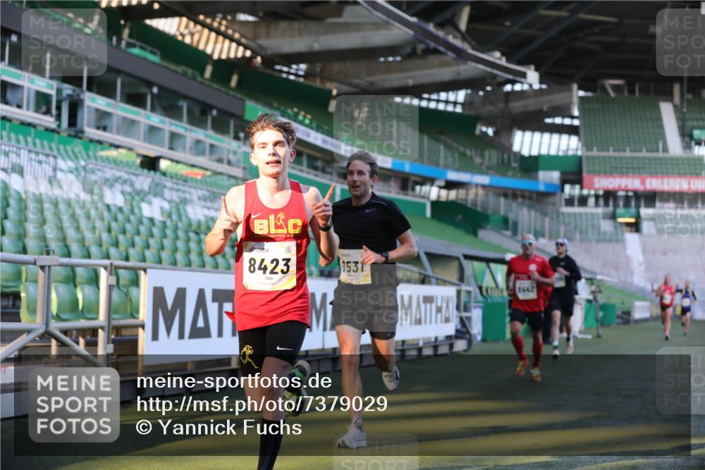 06.10.2024 - 19. swb-Marathon Bremen Yannick Fuchs http://msf.ph/oto/7379029 06.10.2024 10:19:44 Laufen im Stadion 7098, 7190, 8139, 8423, 8442, 8531, 8577, 8655, 8788, 8791, 8938, 8983 meine-sportfotos.de