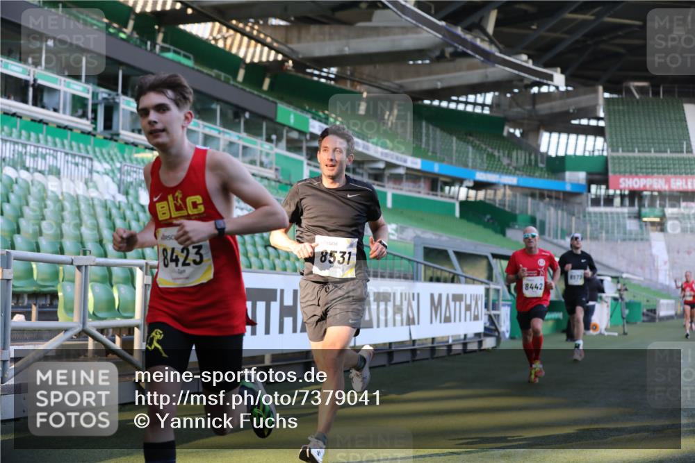 06.10.2024 - 19. swb-Marathon Bremen Yannick Fuchs http://msf.ph/oto/7379041 06.10.2024 10:19:44 Laufen im Stadion 7098, 7190, 8139, 8423, 8442, 8531, 8577, 8655, 8788, 8791, 8938, 8983 meine-sportfotos.de