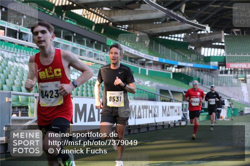 06.10.2024 - 19. swb-Marathon Bremen Yannick Fuchs http://msf.ph/oto/7379049 06.10.2024 10:19:44 Laufen im Stadion 7098, 7190, 8139, 8423, 8442, 8531, 8577, 8655, 8788, 8791, 8938, 8983 meine-sportfotos.de