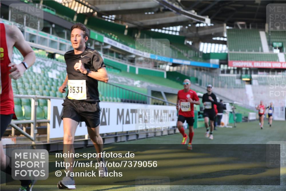 06.10.2024 - 19. swb-Marathon Bremen Yannick Fuchs http://msf.ph/oto/7379056 06.10.2024 10:19:45 Laufen im Stadion 7098, 8139, 8423, 8442, 8531, 8577, 8655, 8788, 8791, 8938, 8983 meine-sportfotos.de