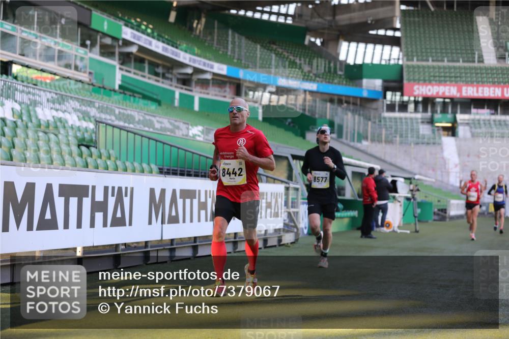 06.10.2024 - 19. swb-Marathon Bremen Yannick Fuchs http://msf.ph/oto/7379067 06.10.2024 10:19:45 Laufen im Stadion 7098, 8139, 8423, 8442, 8531, 8577, 8655, 8788, 8791, 8938, 8983 meine-sportfotos.de