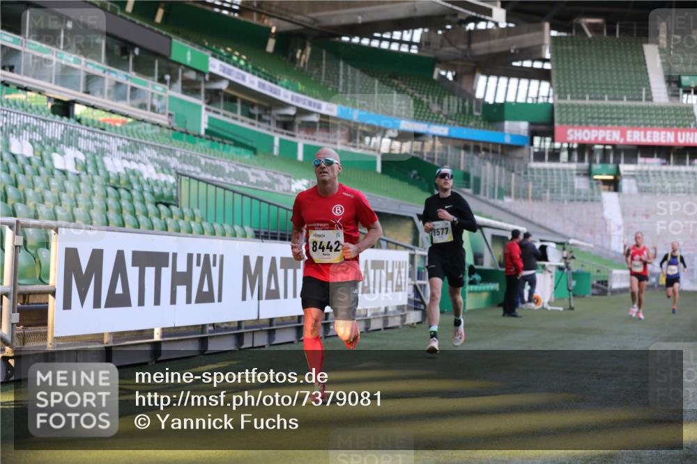 06.10.2024 - 19. swb-Marathon Bremen Yannick Fuchs http://msf.ph/oto/7379081 06.10.2024 10:19:45 Laufen im Stadion 7098, 8139, 8423, 8442, 8531, 8577, 8655, 8788, 8791, 8938, 8983 meine-sportfotos.de