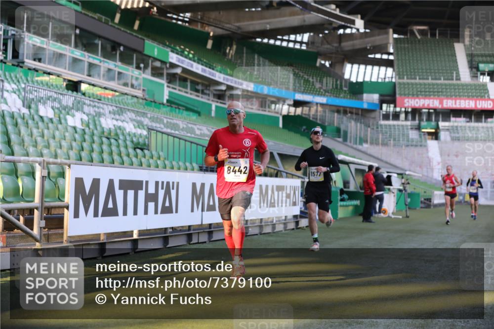 06.10.2024 - 19. swb-Marathon Bremen Yannick Fuchs http://msf.ph/oto/7379100 06.10.2024 10:19:46 Laufen im Stadion 7098, 8139, 8423, 8442, 8531, 8577, 8655, 8788, 8791, 8938, 8983 meine-sportfotos.de