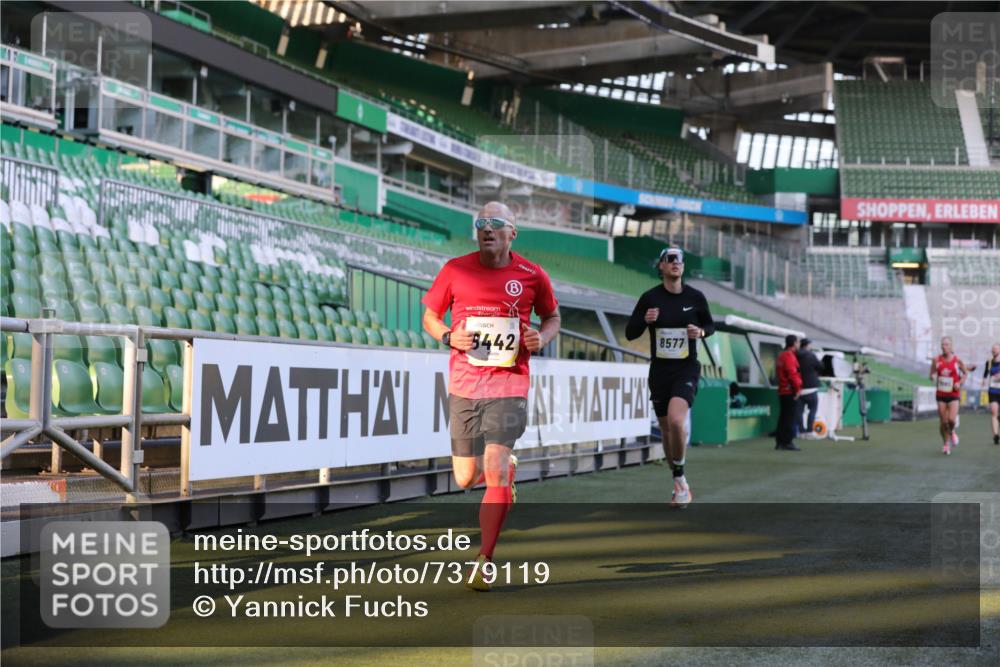 06.10.2024 - 19. swb-Marathon Bremen Yannick Fuchs http://msf.ph/oto/7379119 06.10.2024 10:19:46 Laufen im Stadion 7098, 8139, 8423, 8442, 8531, 8577, 8655, 8788, 8791, 8938, 8983 meine-sportfotos.de