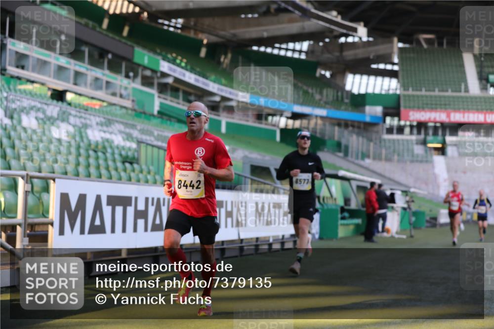 06.10.2024 - 19. swb-Marathon Bremen Yannick Fuchs http://msf.ph/oto/7379135 06.10.2024 10:19:46 Laufen im Stadion 7098, 8139, 8423, 8442, 8531, 8577, 8655, 8788, 8791, 8938, 8983 meine-sportfotos.de