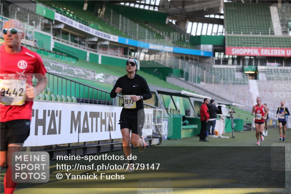 06.10.2024 - 19. swb-Marathon Bremen Yannick Fuchs http://msf.ph/oto/7379147 06.10.2024 10:19:46 Laufen im Stadion 7098, 8139, 8423, 8442, 8531, 8577, 8655, 8788, 8791, 8938, 8983 meine-sportfotos.de
