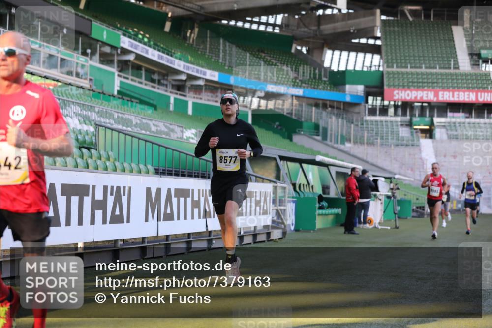 06.10.2024 - 19. swb-Marathon Bremen Yannick Fuchs http://msf.ph/oto/7379163 06.10.2024 10:19:46 Laufen im Stadion 7098, 8139, 8423, 8442, 8531, 8577, 8655, 8788, 8791, 8938, 8983 meine-sportfotos.de