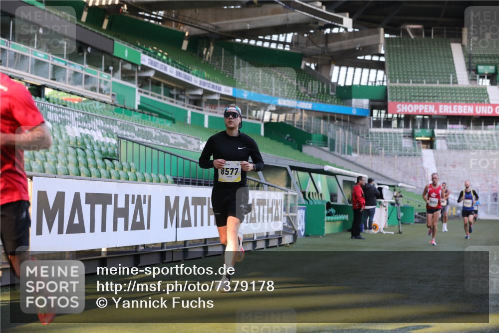 06.10.2024 - 19. swb-Marathon Bremen Yannick Fuchs http://msf.ph/oto/7379178 06.10.2024 10:19:47 Laufen im Stadion 7098, 8139, 8423, 8442, 8531, 8577, 8655, 8788, 8791, 8938, 8983 meine-sportfotos.de