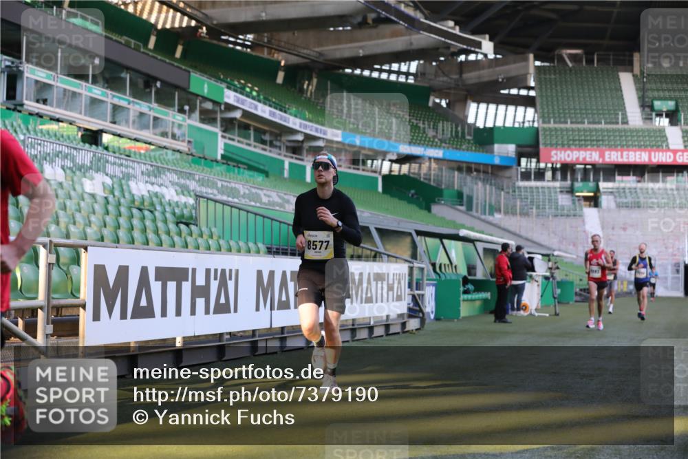 06.10.2024 - 19. swb-Marathon Bremen Yannick Fuchs http://msf.ph/oto/7379190 06.10.2024 10:19:47 Laufen im Stadion 7098, 8139, 8423, 8442, 8531, 8577, 8655, 8788, 8791, 8938, 8983 meine-sportfotos.de