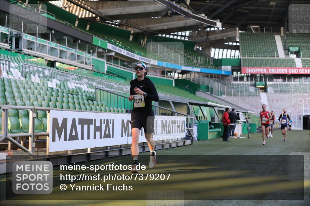 06.10.2024 - 19. swb-Marathon Bremen Yannick Fuchs http://msf.ph/oto/7379207 06.10.2024 10:19:47 Laufen im Stadion 7098, 8139, 8423, 8442, 8531, 8577, 8655, 8788, 8791, 8938, 8983 meine-sportfotos.de