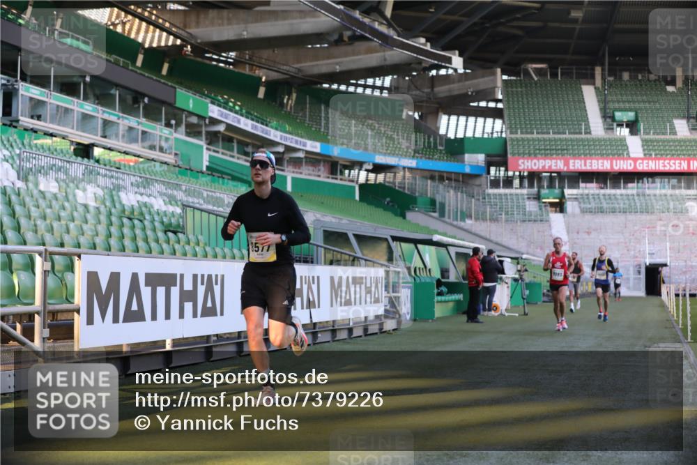 06.10.2024 - 19. swb-Marathon Bremen Yannick Fuchs http://msf.ph/oto/7379226 06.10.2024 10:19:47 Laufen im Stadion 7098, 8139, 8423, 8442, 8531, 8577, 8655, 8788, 8791, 8938, 8983 meine-sportfotos.de