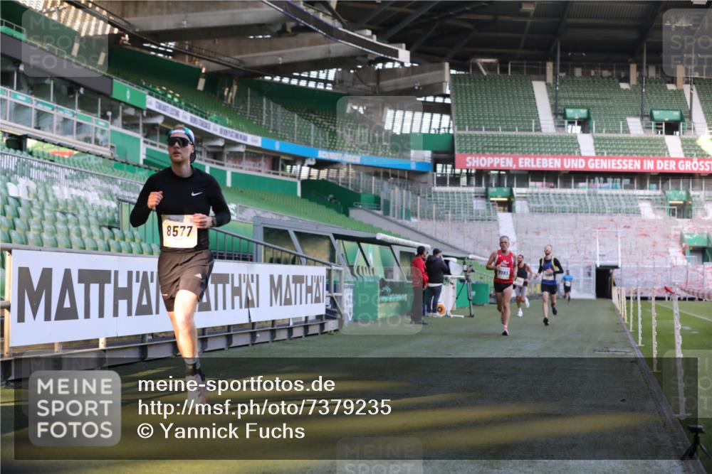 06.10.2024 - 19. swb-Marathon Bremen Yannick Fuchs http://msf.ph/oto/7379235 06.10.2024 10:19:47 Laufen im Stadion 7098, 8139, 8423, 8442, 8531, 8577, 8655, 8788, 8791, 8938, 8983 meine-sportfotos.de