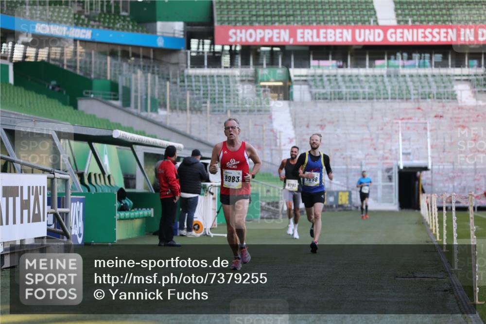 06.10.2024 - 19. swb-Marathon Bremen Yannick Fuchs http://msf.ph/oto/7379255 06.10.2024 10:19:48 Laufen im Stadion 7098, 8139, 8423, 8442, 8531, 8577, 8655, 8788, 8791, 8938, 8983 meine-sportfotos.de