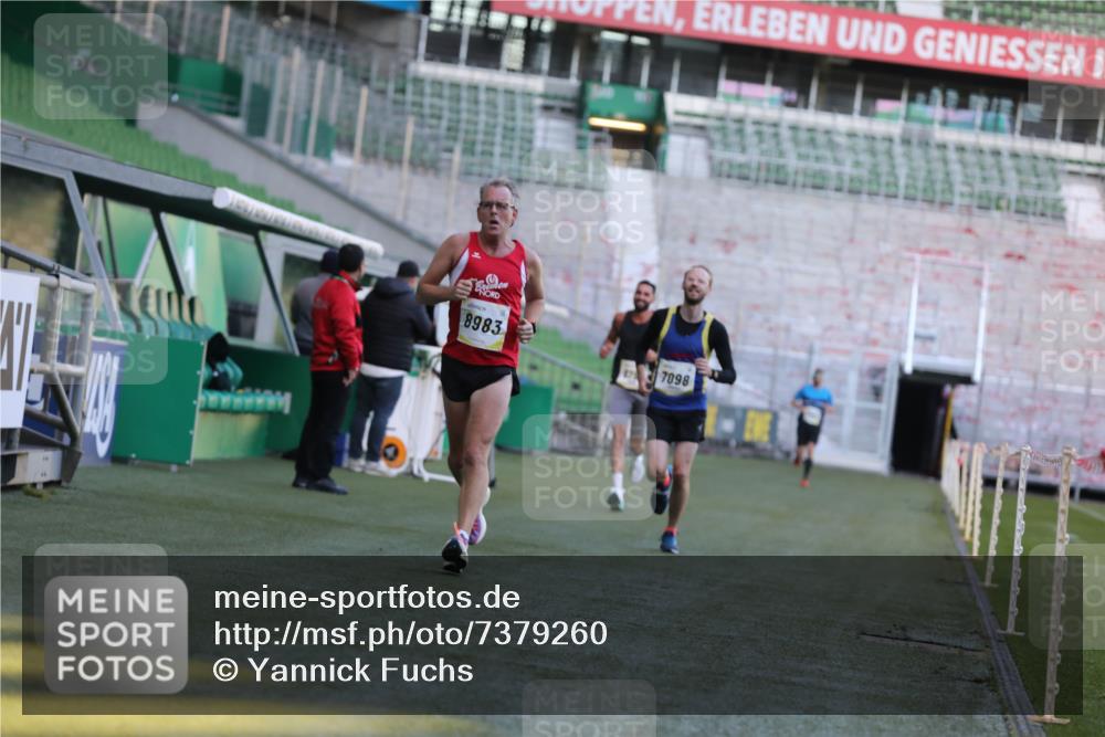 06.10.2024 - 19. swb-Marathon Bremen Yannick Fuchs http://msf.ph/oto/7379260 06.10.2024 10:19:48 Laufen im Stadion 7098, 8139, 8423, 8442, 8531, 8577, 8655, 8788, 8791, 8938, 8983 meine-sportfotos.de