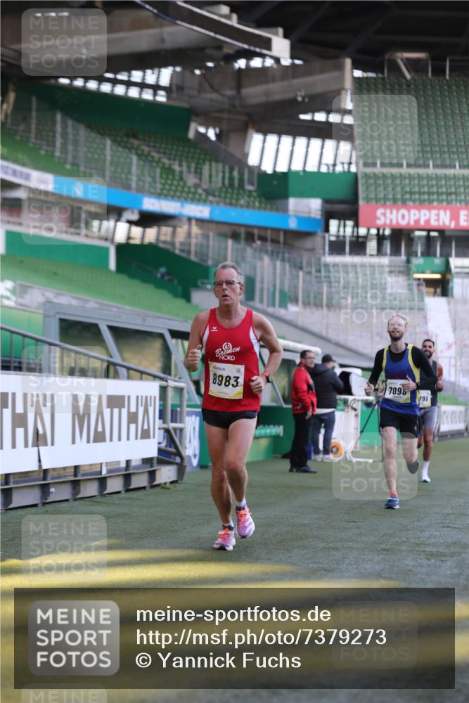 06.10.2024 - 19. swb-Marathon Bremen Yannick Fuchs http://msf.ph/oto/7379273 06.10.2024 10:19:50 Laufen im Stadion 7098, 8139, 8423, 8442, 8531, 8577, 8655, 8788, 8791, 8938, 8983 meine-sportfotos.de