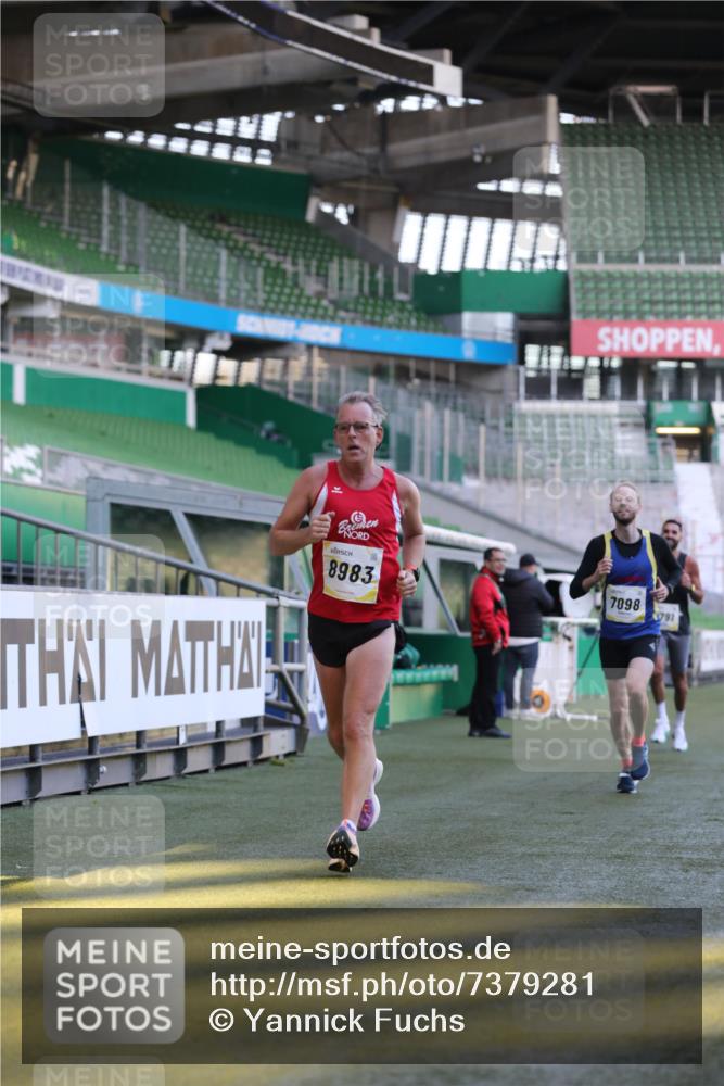 06.10.2024 - 19. swb-Marathon Bremen Yannick Fuchs http://msf.ph/oto/7379281 06.10.2024 10:19:50 Laufen im Stadion 7098, 8139, 8423, 8442, 8531, 8577, 8655, 8788, 8791, 8938, 8983 meine-sportfotos.de