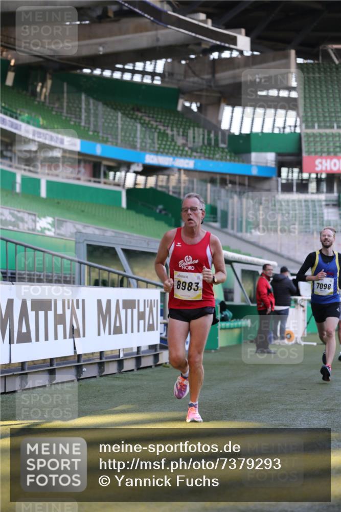 06.10.2024 - 19. swb-Marathon Bremen Yannick Fuchs http://msf.ph/oto/7379293 06.10.2024 10:19:51 Laufen im Stadion 7098, 8139, 8423, 8442, 8531, 8577, 8655, 8788, 8791, 8938, 8983 meine-sportfotos.de