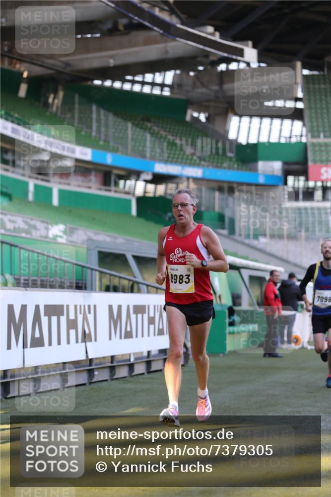 06.10.2024 - 19. swb-Marathon Bremen Yannick Fuchs http://msf.ph/oto/7379305 06.10.2024 10:19:51 Laufen im Stadion 7098, 8139, 8423, 8442, 8531, 8577, 8655, 8788, 8791, 8938, 8983 meine-sportfotos.de