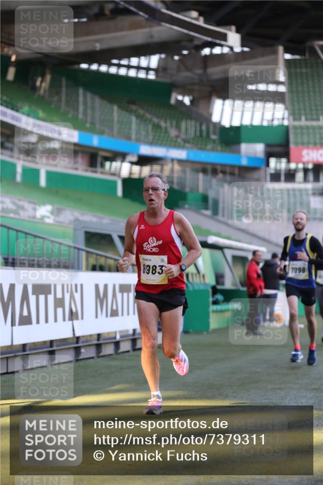 06.10.2024 - 19. swb-Marathon Bremen Yannick Fuchs http://msf.ph/oto/7379311 06.10.2024 10:19:51 Laufen im Stadion 7098, 8139, 8423, 8442, 8531, 8577, 8655, 8788, 8791, 8938, 8983 meine-sportfotos.de